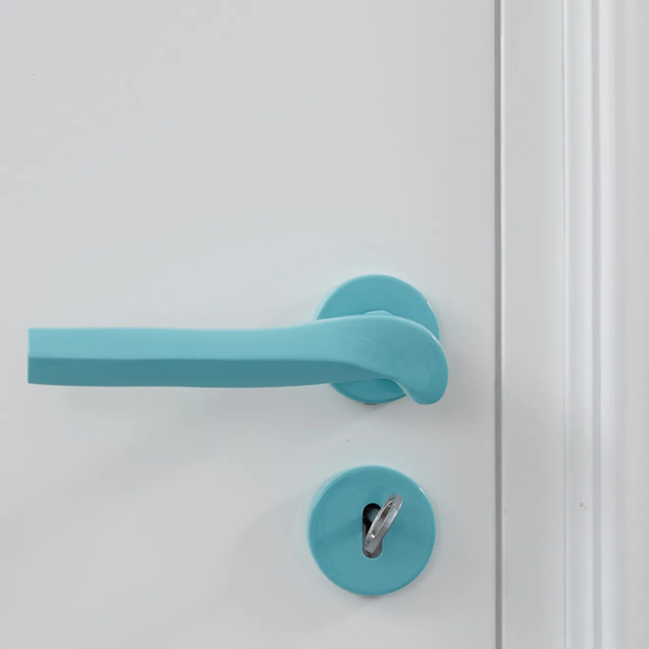 NIVA Design Maniglia Prisma lucidata blu chiaro di Nicole Valenti