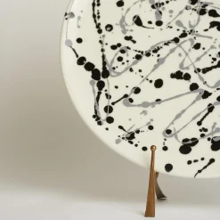 Carola fra i Trulli Piatto decorativo in ceramica bianca e nera