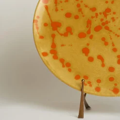 Carola fra i Trulli Piatto decorativo in ceramica arancione e caramello