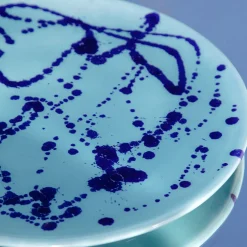 Carola fra i Trulli Piatto decorativo in ceramica celeste e blu