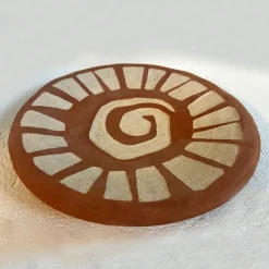 Giovanna La Falce Piatto decorativo in ceramica marrone Eng 1 Terra