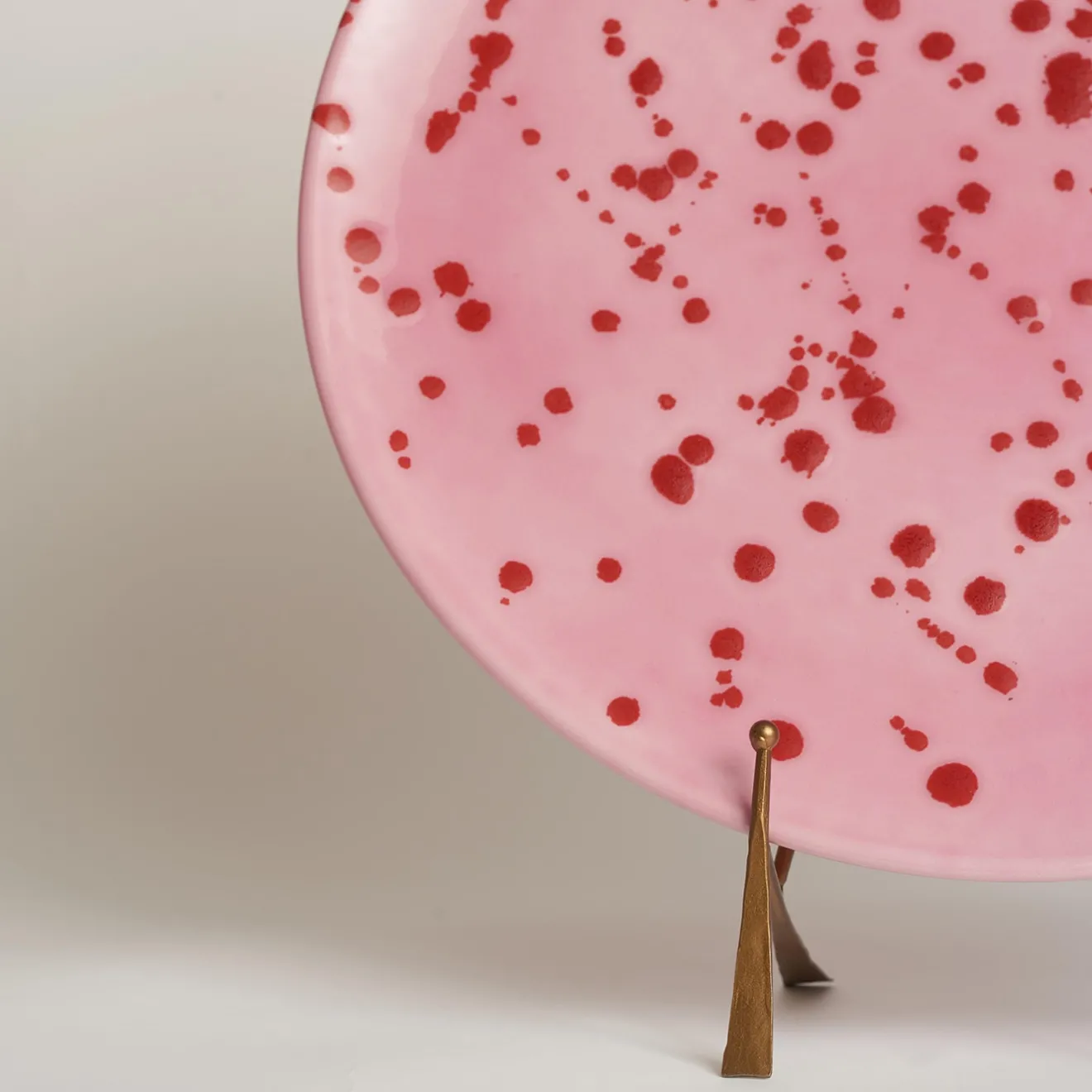 Carola fra i Trulli Piatto decorativo in ceramica fucsia e rossa