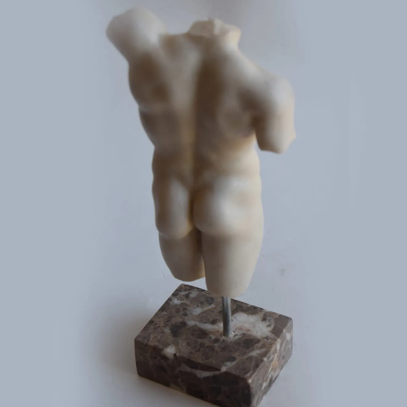 Todini Sculture Piccola scultura di torso maschile in marmo