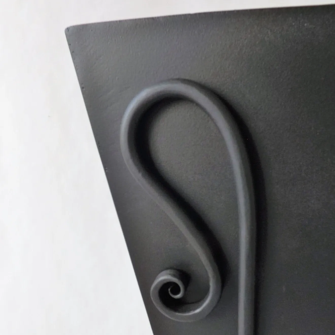 AV Metal Piedistallo in metallo con vaso Tessingiu