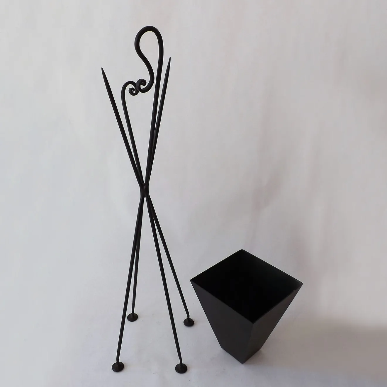 AV Metal Piedistallo in metallo con vaso Tessingiu