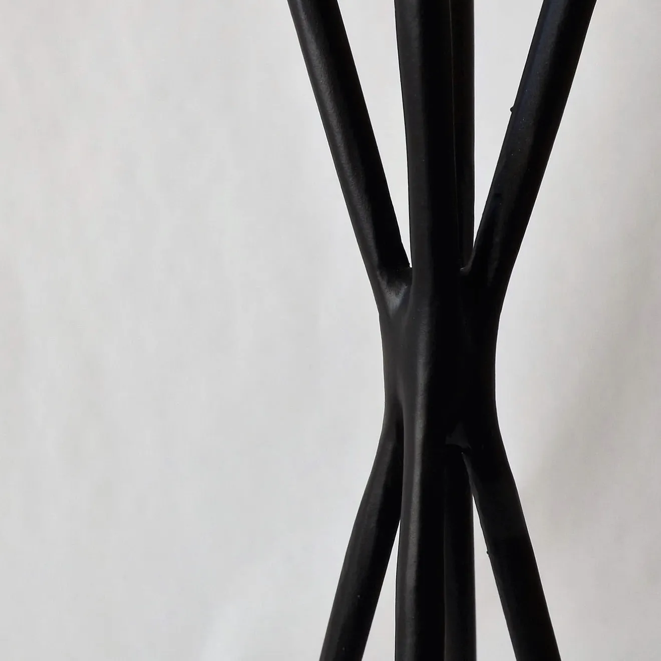 AV Metal Piedistallo in metallo con vaso Tessingiu