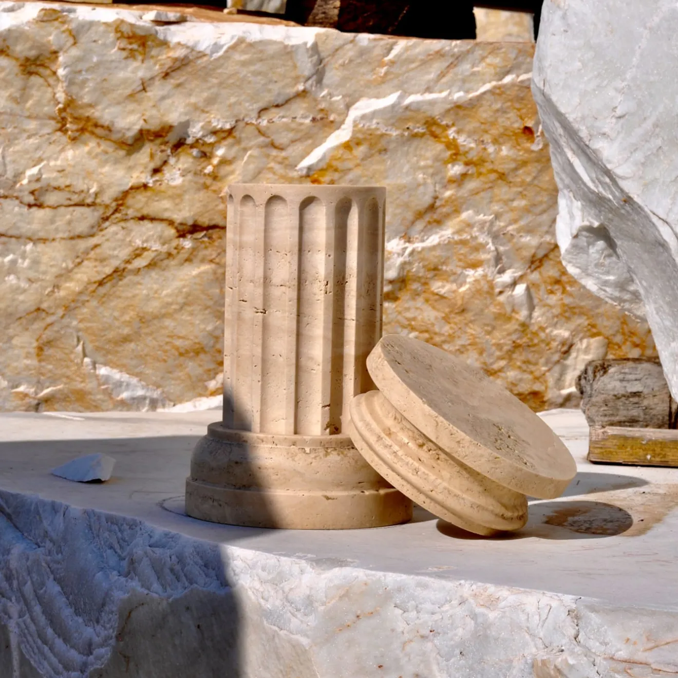 FiammettaV Home Collection POR TAN TE Vaso a colonna in marmo travertino satinato