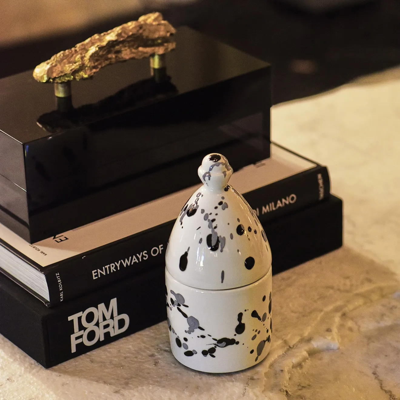 Carola fra i Trulli Portacandele Trullo bianco e nero