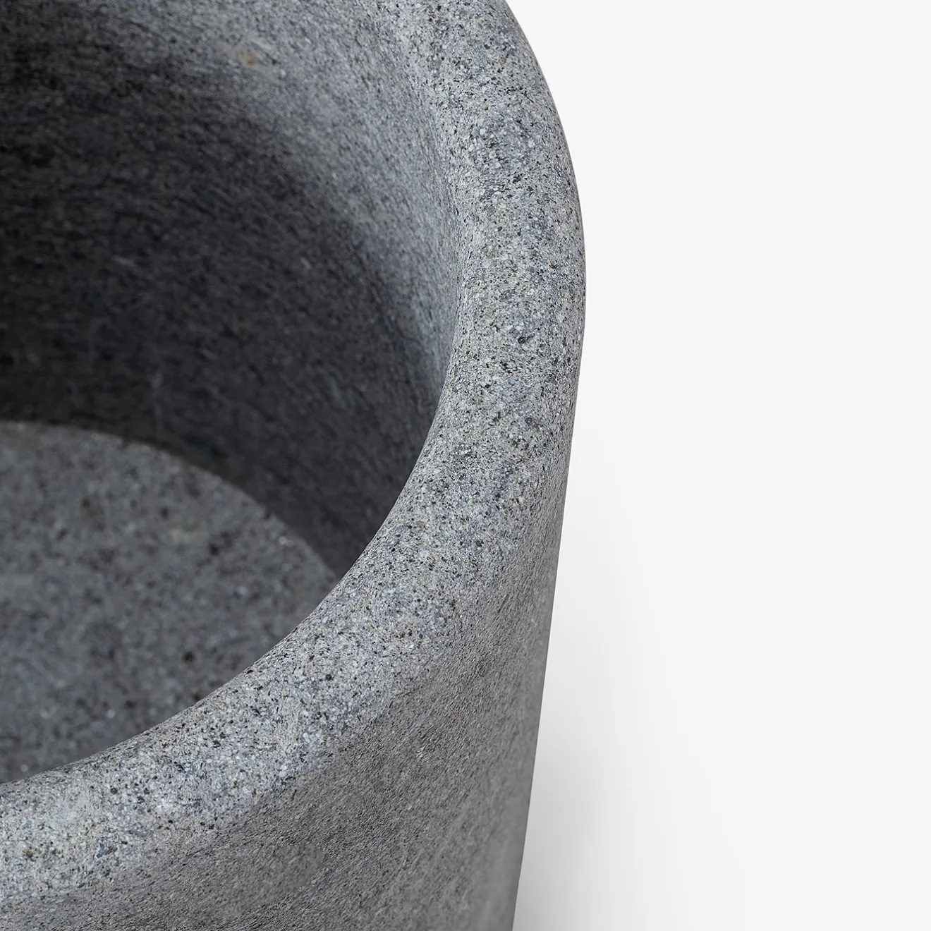 Veltha Outdoor Stone Design Portavasi in pietra Peperino grigio lapis