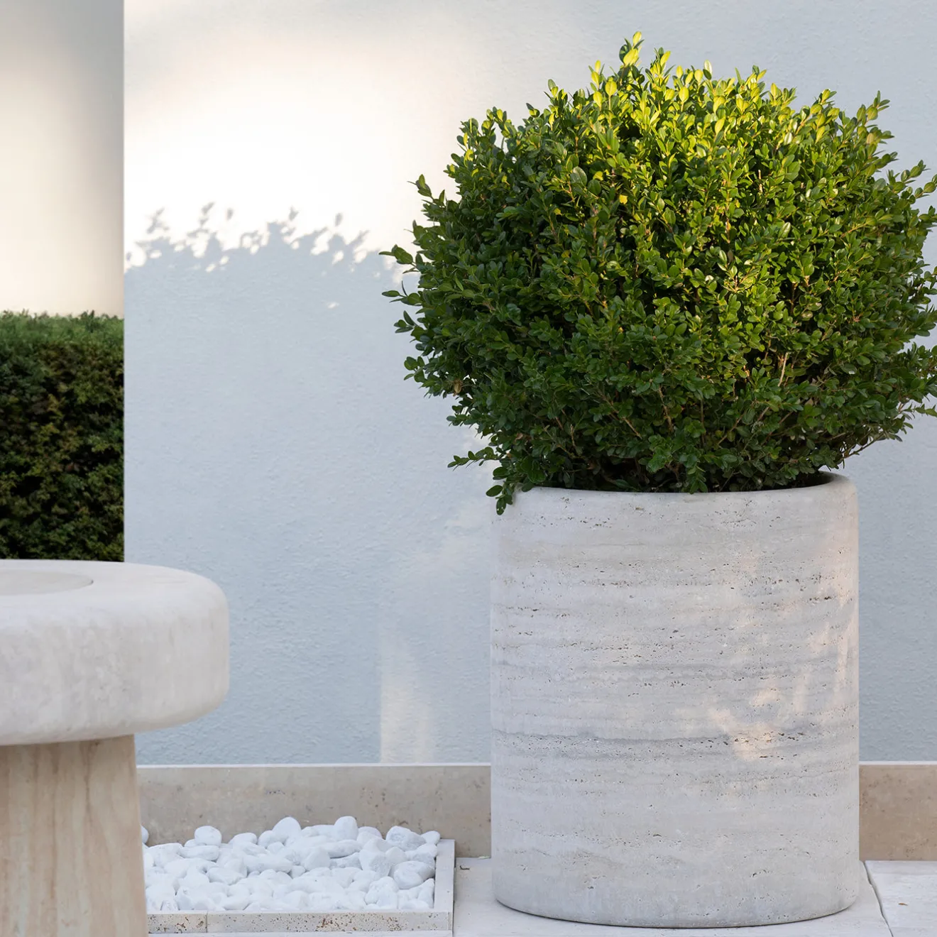 Veltha Outdoor Stone Design Portavasi in Travertino Lapis