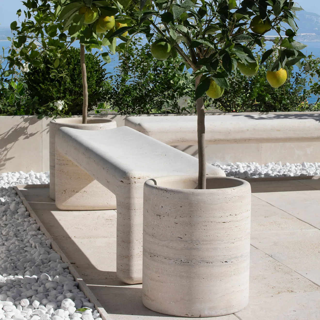 Veltha Outdoor Stone Design Portavasi in Travertino Lapis