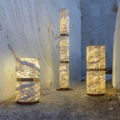 Dolcefarniente Outdoor by DFN Portavaso retroilluminato Eternal piccolo segmentato in marmo travertino di Bebo & Angel