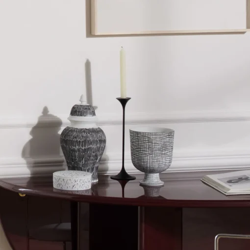 Cassina Post Scriptum Potiche in bianco e nero di Formafantasma