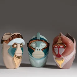 Bosa Primates Kandti Vaso in ceramica azzurra lucida con dettagli in metallo di Elena Salmistraro