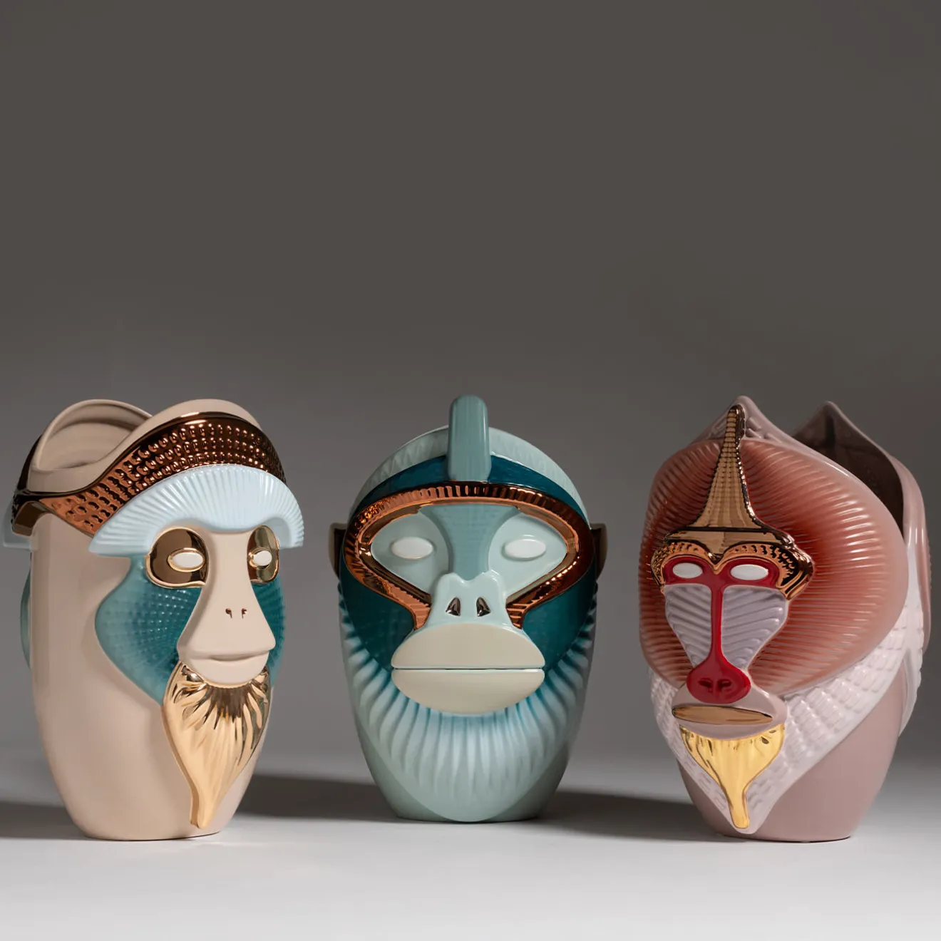 Bosa Primates Kandti Vaso in ceramica azzurra lucida con dettagli in metallo di Elena Salmistraro
