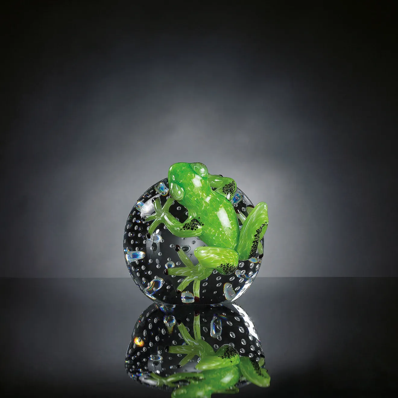 VGnewtrend Rana di vetro verde su sfera