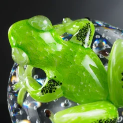 VGnewtrend Rana di vetro verde su sfera