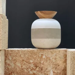 Pimar Limestone Rito N. 3 C Vaso in Pietra Leccese con Coperchio in Legno d'Ulivo