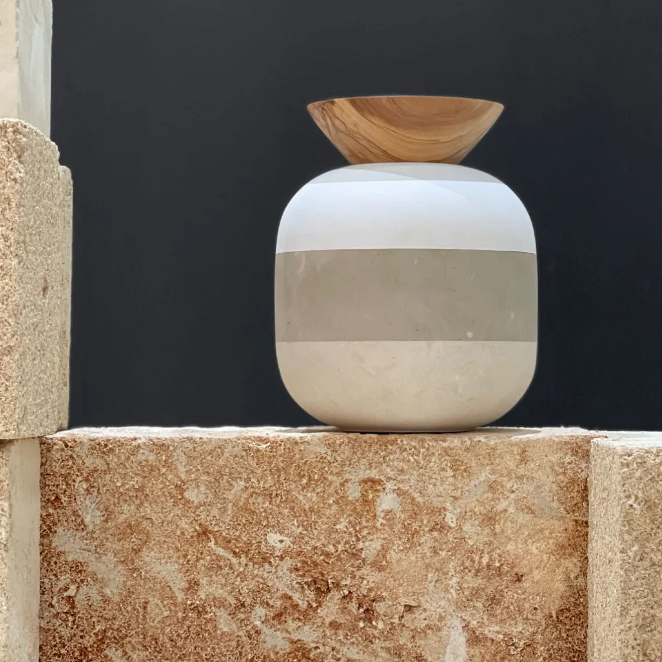 Pimar Limestone Rito N. 3 C Vaso in Pietra Leccese con Coperchio in Legno d'Ulivo