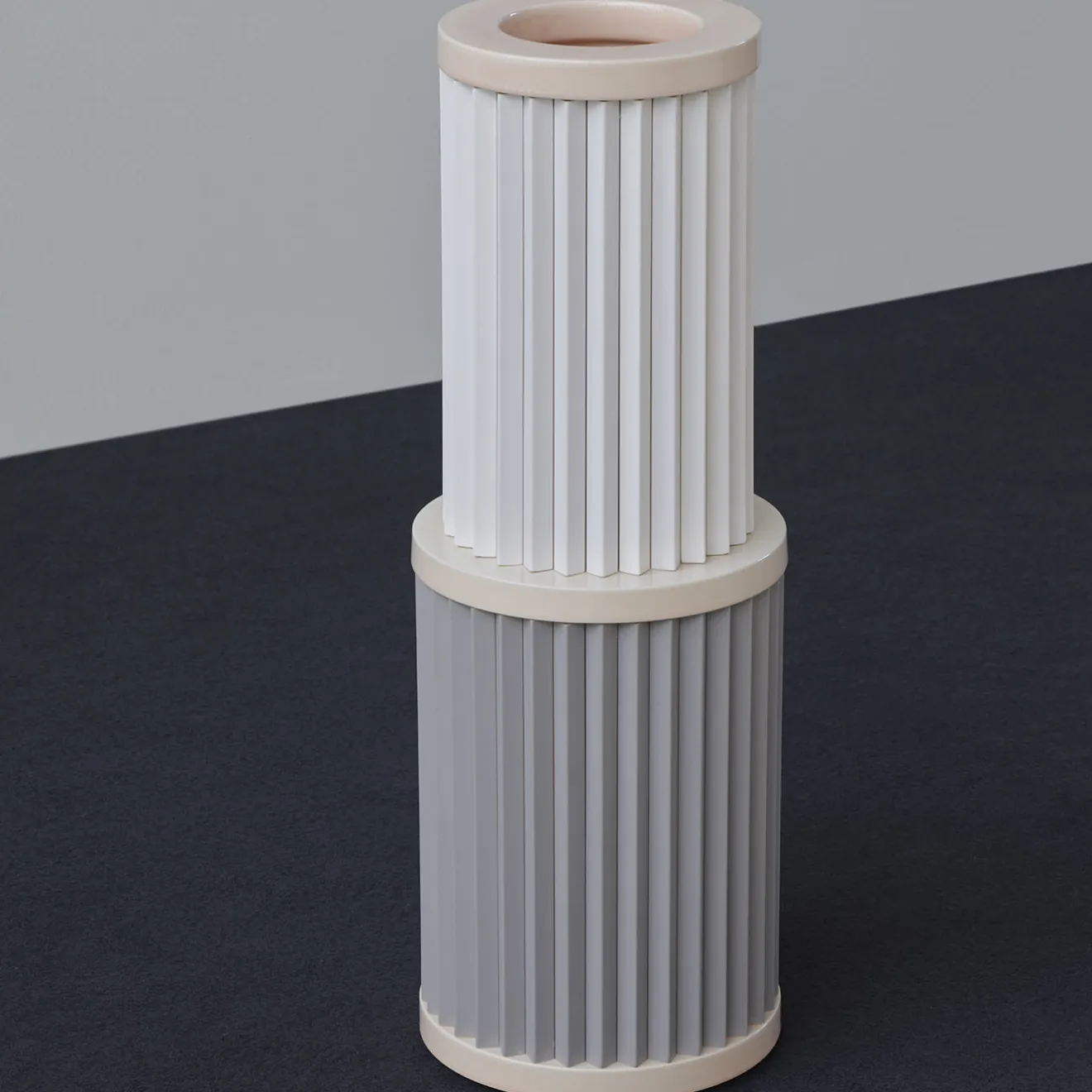Mutina Rombini C Vaso Bianco e Grigio di Ronan e Erwan Bouroullec
