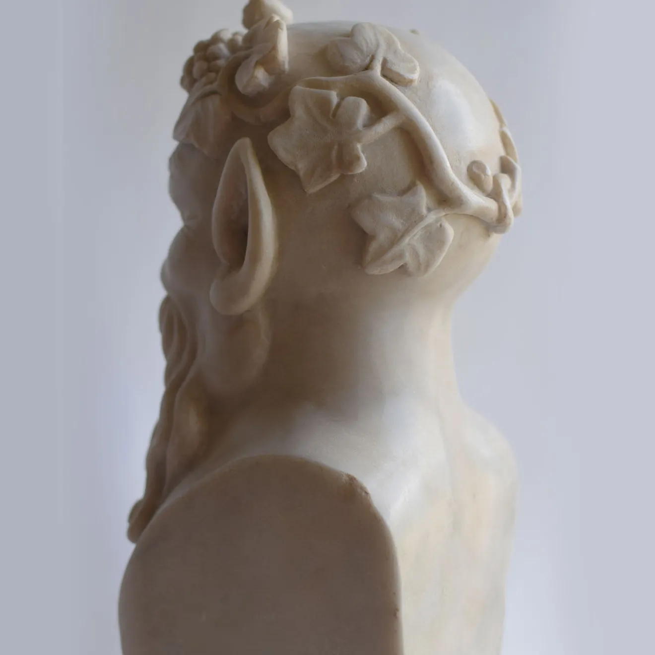 Todini Sculture Satiro con uva scultura in marmo di Carrara