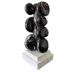 Espidesign by Paola Speranza Scultura Abbracci in Marmo Nero Venato su Base Bianca di Piero Speranza