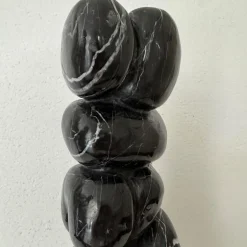 Espidesign by Paola Speranza Scultura Abbracci in Marmo Nero Venato su Base Bianca di Piero Speranza