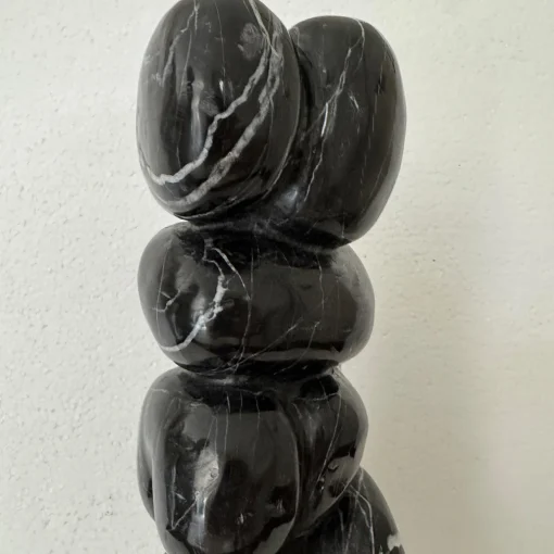 Espidesign by Paola Speranza Scultura Abbracci in Marmo Nero Venato su Base Bianca di Piero Speranza