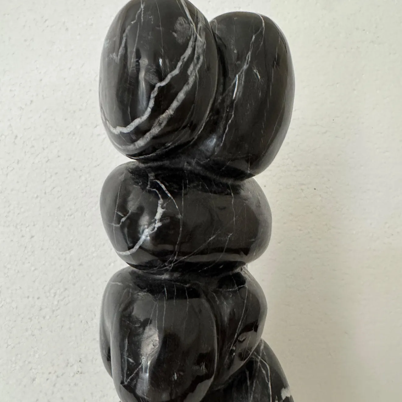 Espidesign by Paola Speranza Scultura Abbracci in Marmo Nero Venato su Base Bianca di Piero Speranza