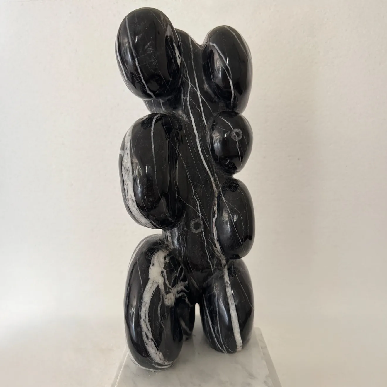 Espidesign by Paola Speranza Scultura Abbracci in Marmo Nero Venato su Base Bianca di Piero Speranza