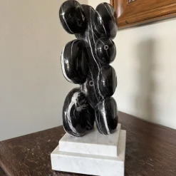 Espidesign by Paola Speranza Scultura Abbracci in Marmo Nero Venato su Base Bianca di Piero Speranza