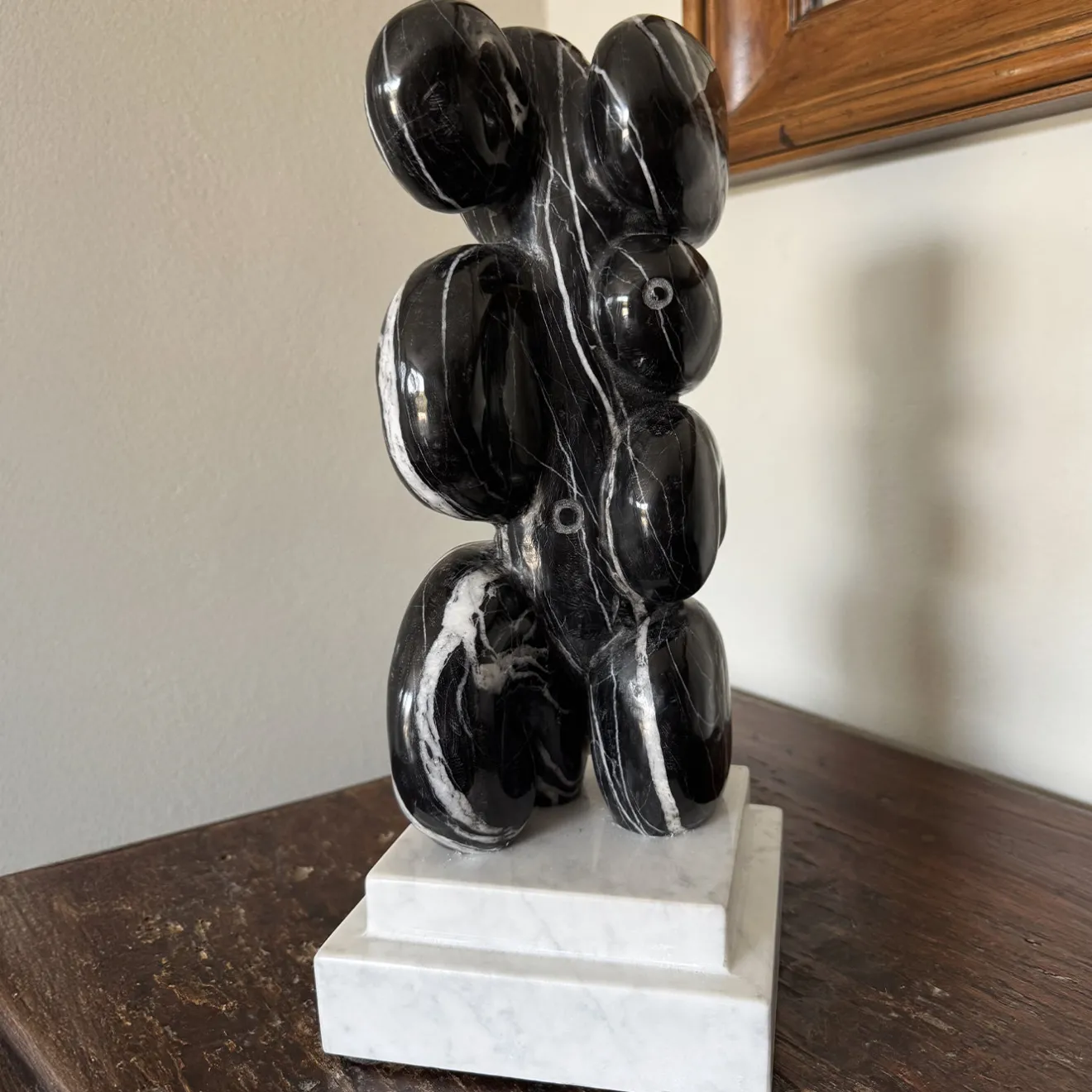 Espidesign by Paola Speranza Scultura Abbracci in Marmo Nero Venato su Base Bianca di Piero Speranza