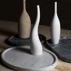 Giovannozzi Marmi Scultura Decorativa Ispirata a una Bottiglia in Travertino