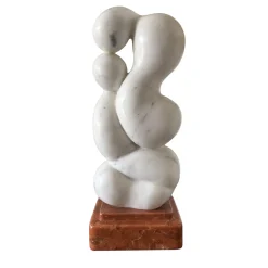 Espidesign by Paola Speranza Scultura Il Contatto in Marmo Bianco di Carrara su Base in Marmo Rosso Verona di Piero Speranza