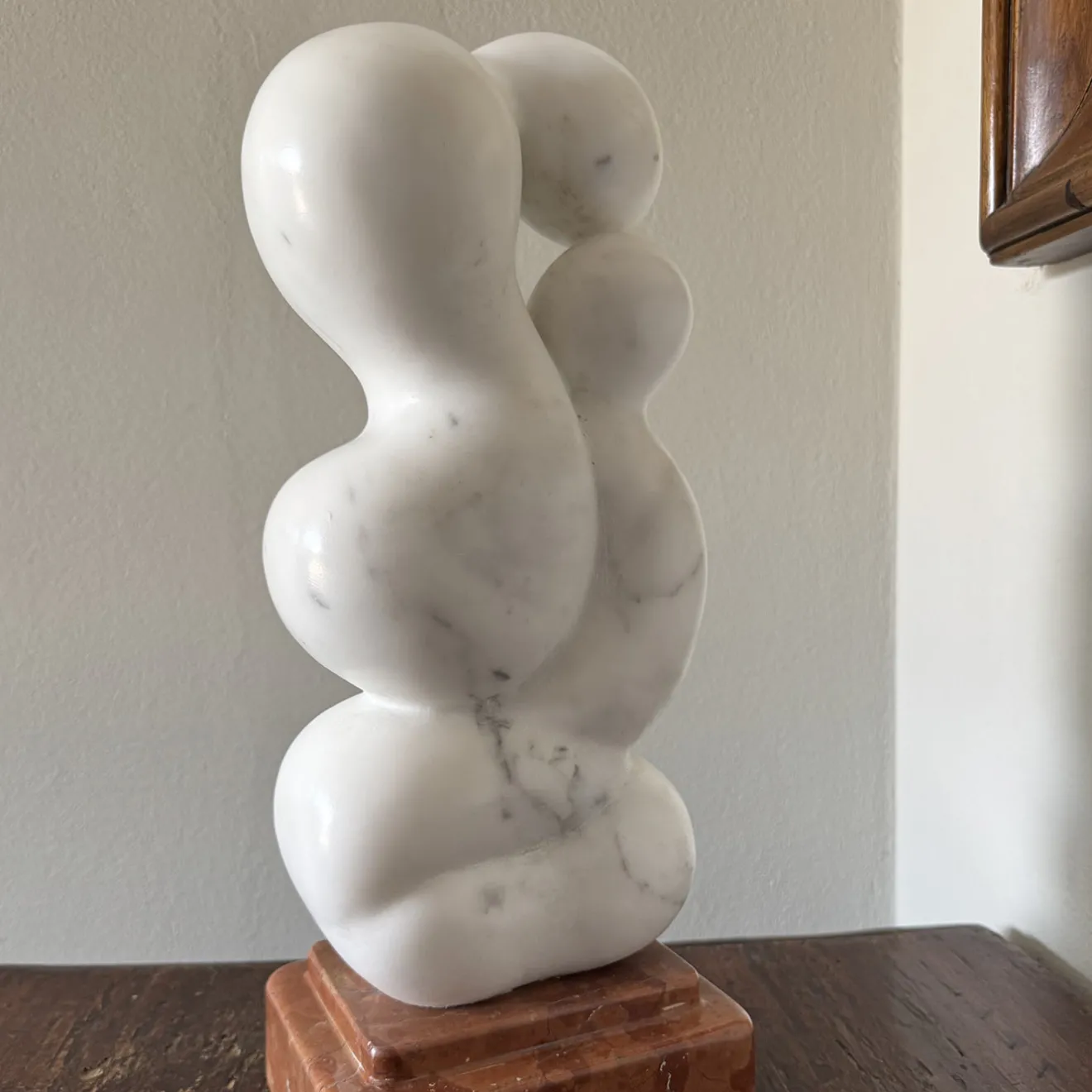 Espidesign by Paola Speranza Scultura Il Contatto in Marmo Bianco di Carrara su Base in Marmo Rosso Verona di Piero Speranza