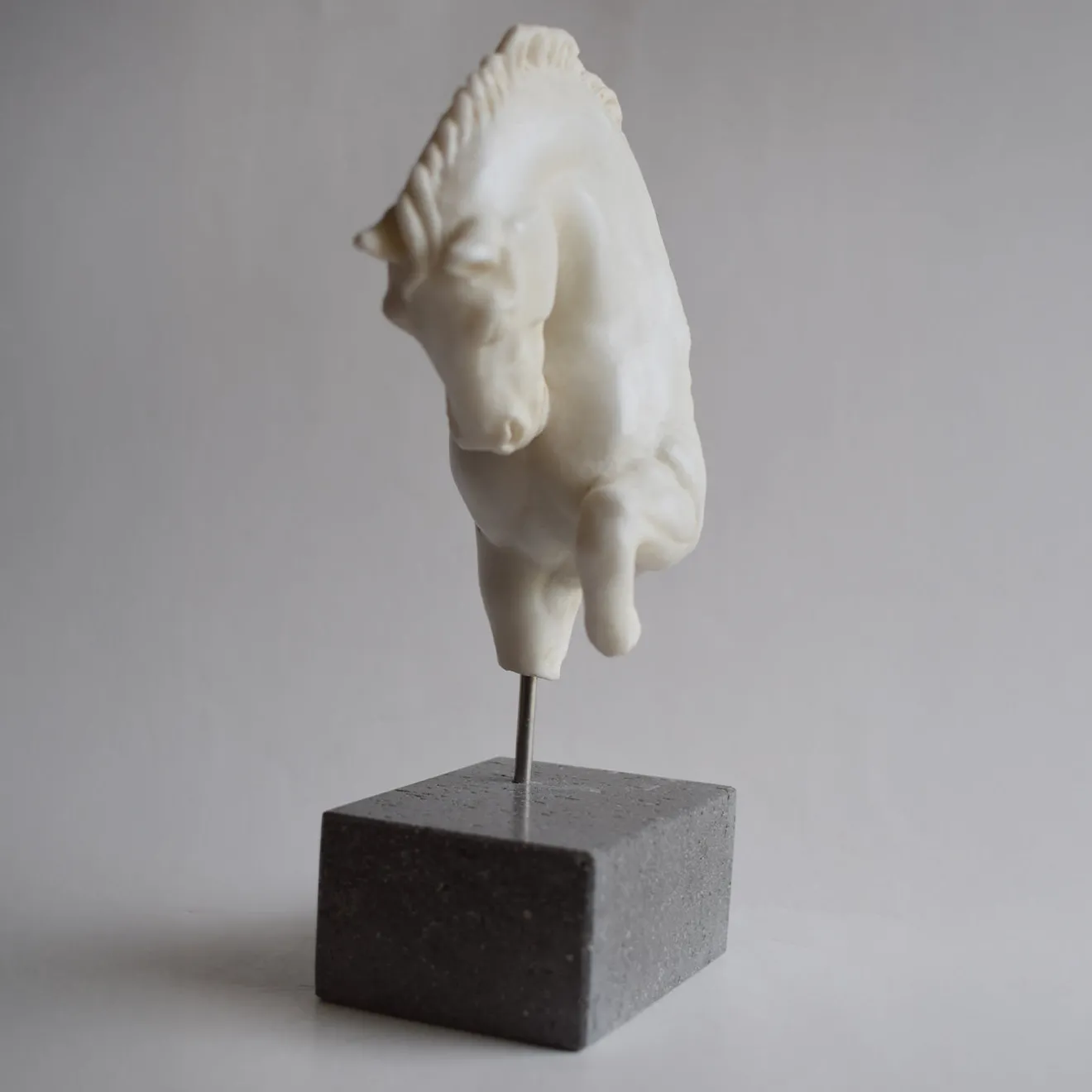 Todini Sculture Scultura in marmo a frammento di cavallo con base