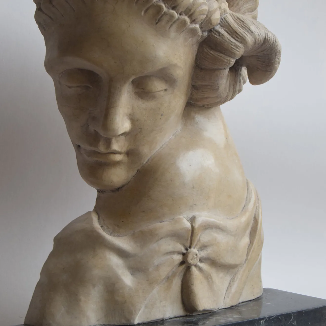 Todini Sculture Scultura in marmo Cleopatra Egiziano Giallo fauno dormiente con base