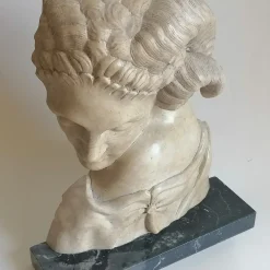 Todini Sculture Scultura in marmo Cleopatra Egiziano Giallo fauno dormiente con base