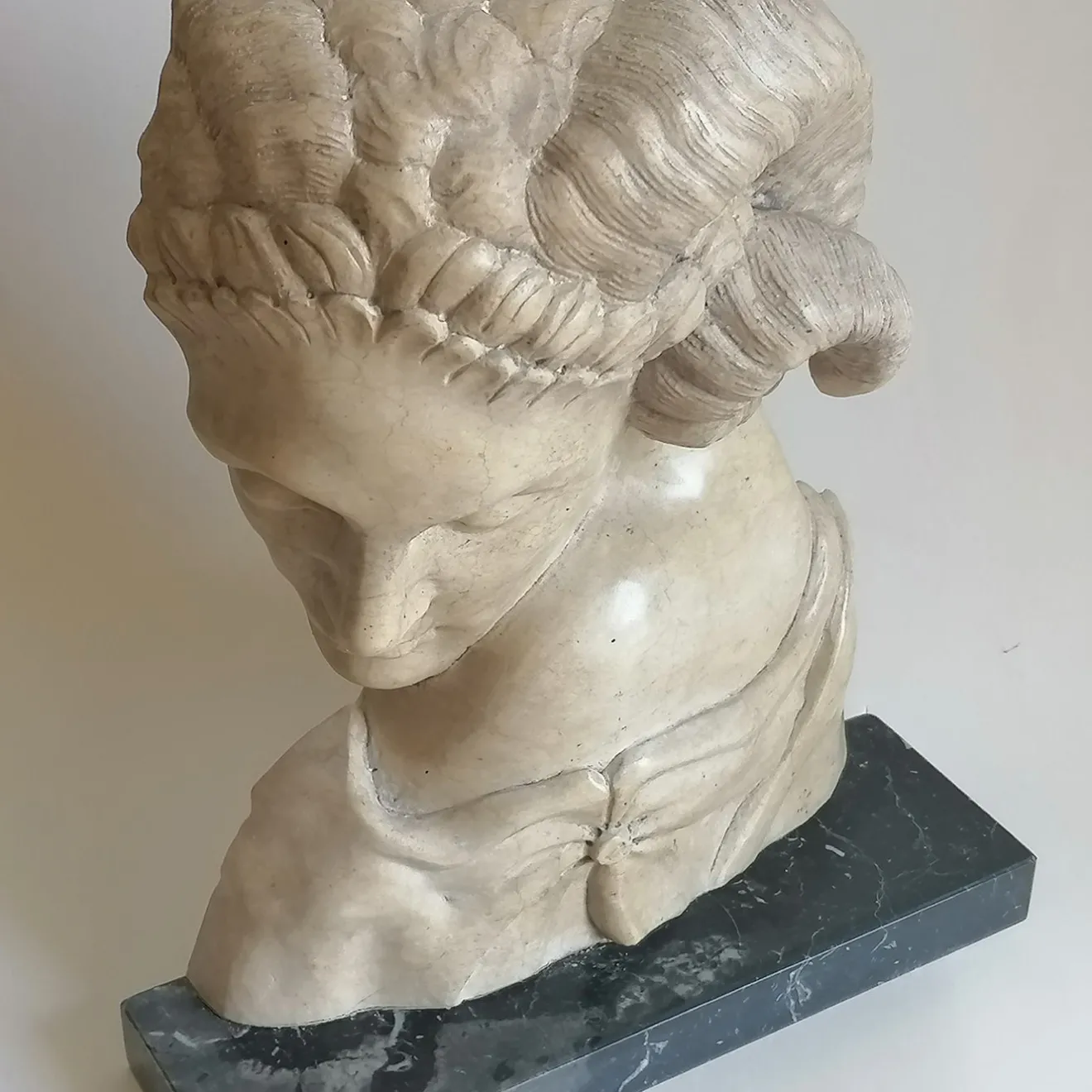 Todini Sculture Scultura in marmo Cleopatra Egiziano Giallo fauno dormiente con base