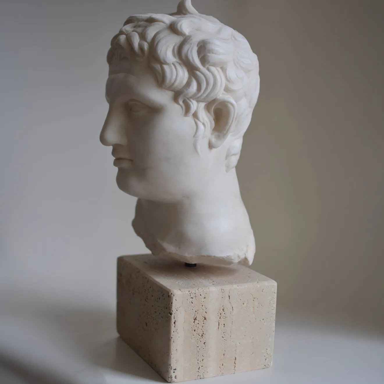 Todini Sculture Scultura in marmo di Carrara Apoxyomenos con base