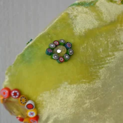 Anna Paola Cibin Scultura in velluto di un piccolo pesce verde gioioso