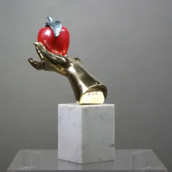 Fonderia Artistica Ruocco Scultura Mano Mela in bronzo policromo