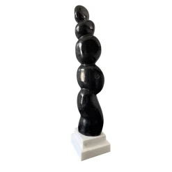 Espidesign by Paola Speranza Scultura Presenza Invisibile in marmo Nero Marquina su base bianca di Piero Speranza
