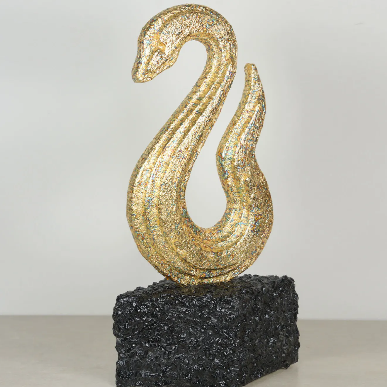 PB Studio Artigiano Scultura Serpente Dorato Con Base In Scaglie Di Marmo