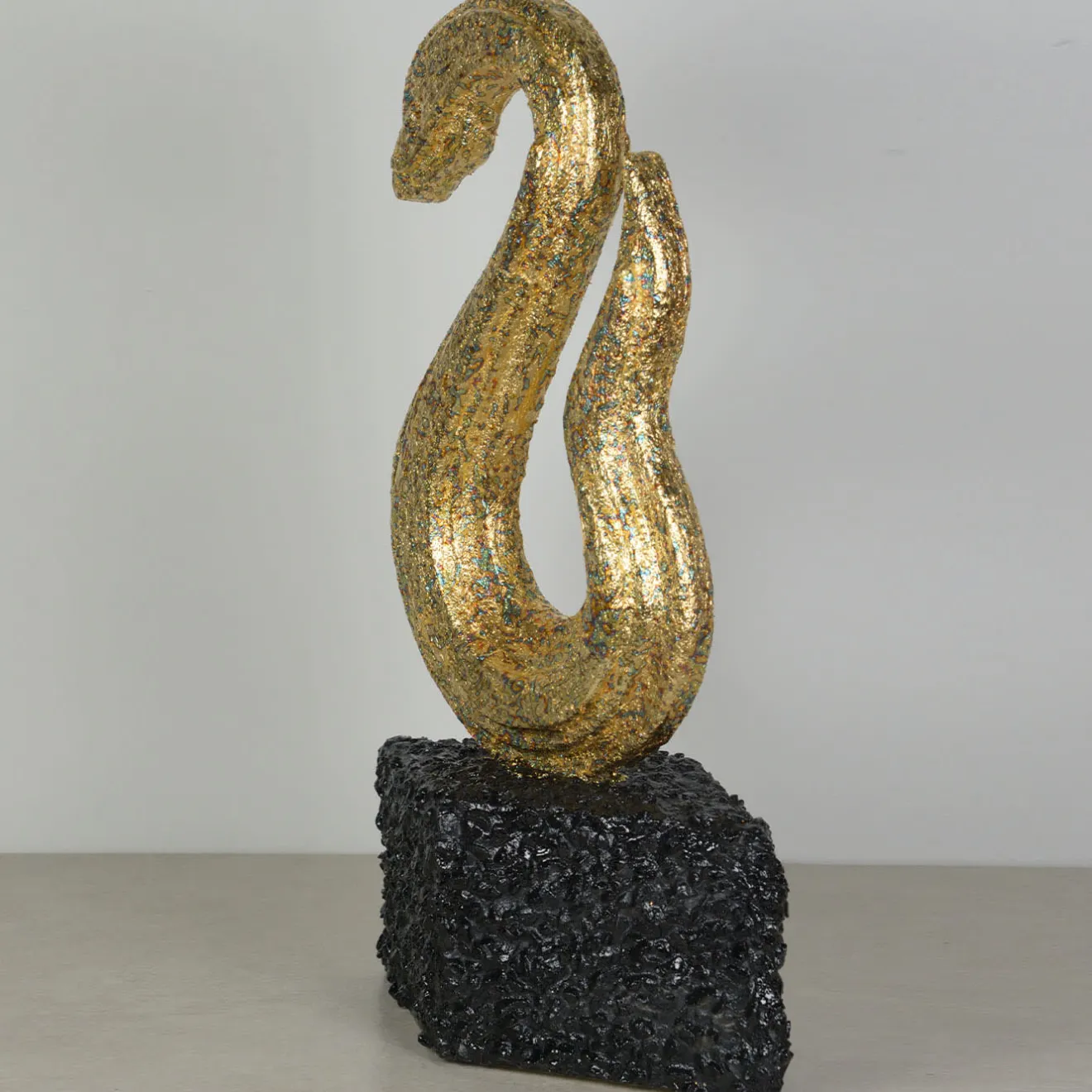 PB Studio Artigiano Scultura Serpente Dorato Con Base In Scaglie Di Marmo