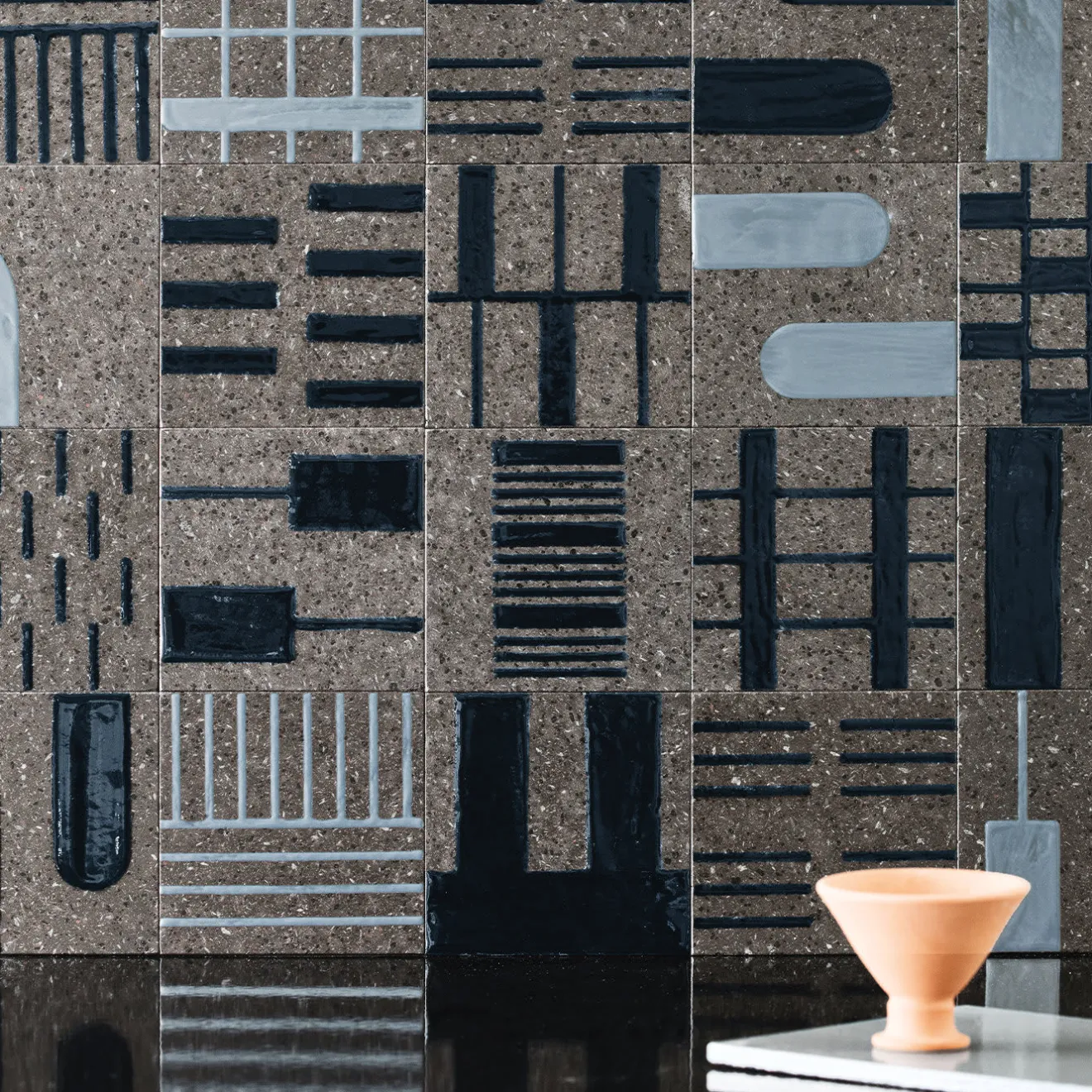 Ninefifty Set di 44 piastrelle blu e grigie Alfabeto di Margherita Rui