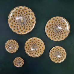 La Bottega del Vasaio Set di 6 piatti decorativi con piume di pavone giallo