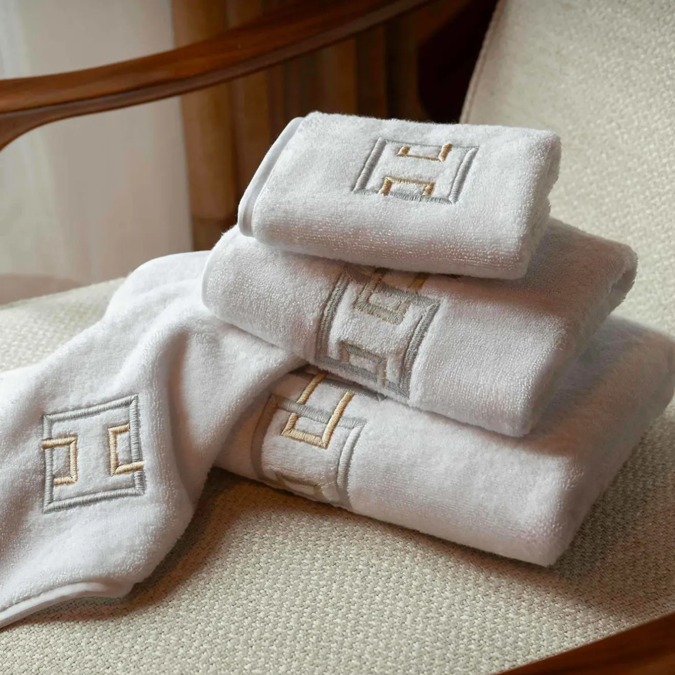 Biancoperla Set di Asciugamani Ricamati QENA in Cotone Spugna Bianco