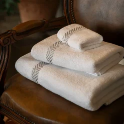 Biancoperla Set di Asciugamani Ricamati TWILL in Cotone Spugna