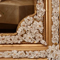 Caiafa Specchio ad arco con fiori in porcellana Capodimonte e dettagli dorati dipinti a mano